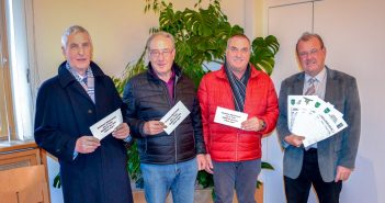 Die 3 Gratulaten mit einem Gutschein in der Hand neben Bürgermeister Karl Dobnigg und den zahlreichen eingebrachten Meldungen bei der Aktion "Offenes Auge"