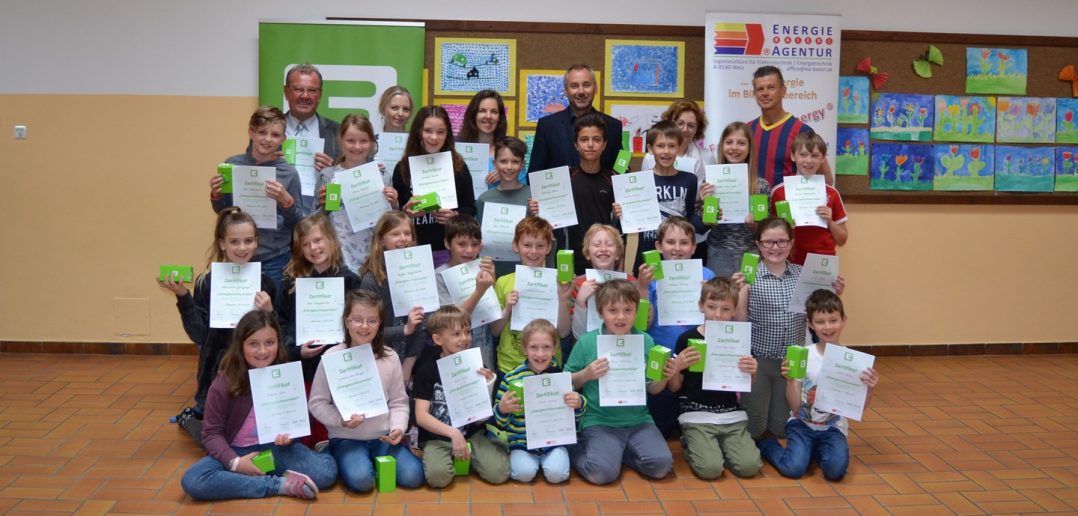 Bgm. Karl Dobnigg, Astrid Toblier, Sigrid Wassner, Christian Gobli, Direktorin Else Schwab und Freizeitpädagoge Robert Wenig mit den Kindern der 3. und 4. Klasse Volksschuel