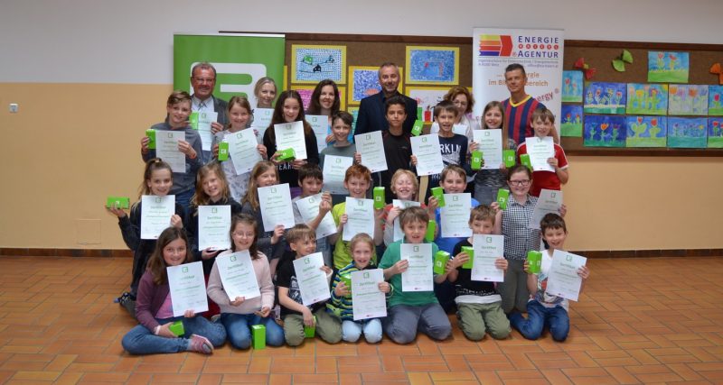 Bgm. Karl Dobnigg, Astrid Toblier, Sigrid Wassner, Christian Gobli, Direktorin Else Schwab und Freizeitpädagoge Robert Wenig mit den Kindern der 3. und 4. Klasse Volksschuel