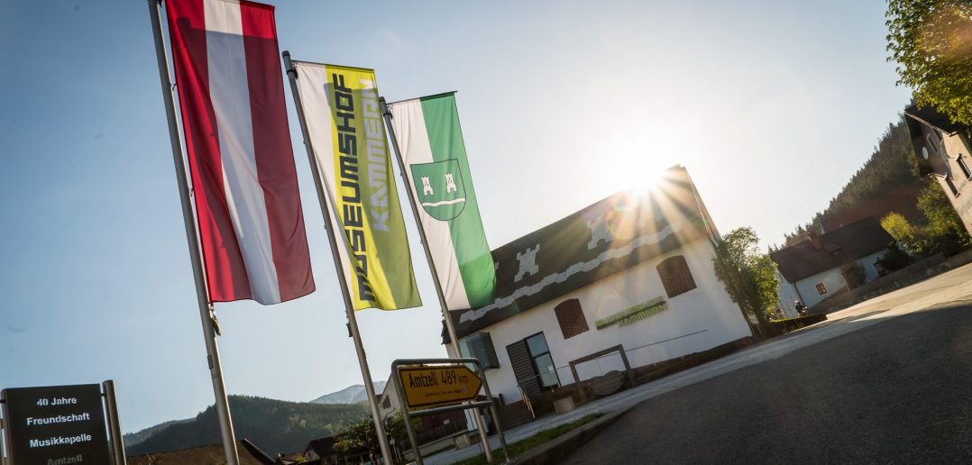 Marktplatz mit Museumshof und Flaggen