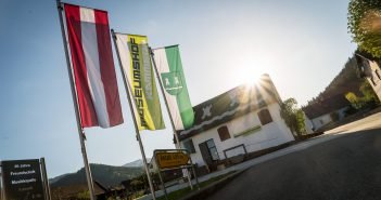 Marktplatz mit Museumshof und Flaggen