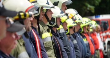 Feuerwehrleute stehen Spalier in einer Reihe