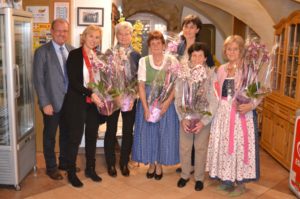 6 Teilnehmerinnen mit farbenprächtigen Orchideen und Bürgermeister Karl Dobnigg