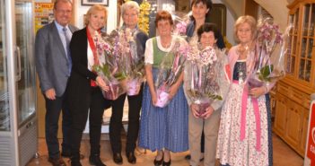 6 Teilnehmerinnen mit farbenprächtigen Orchideen und Bürgermeister Karl Dobnigg