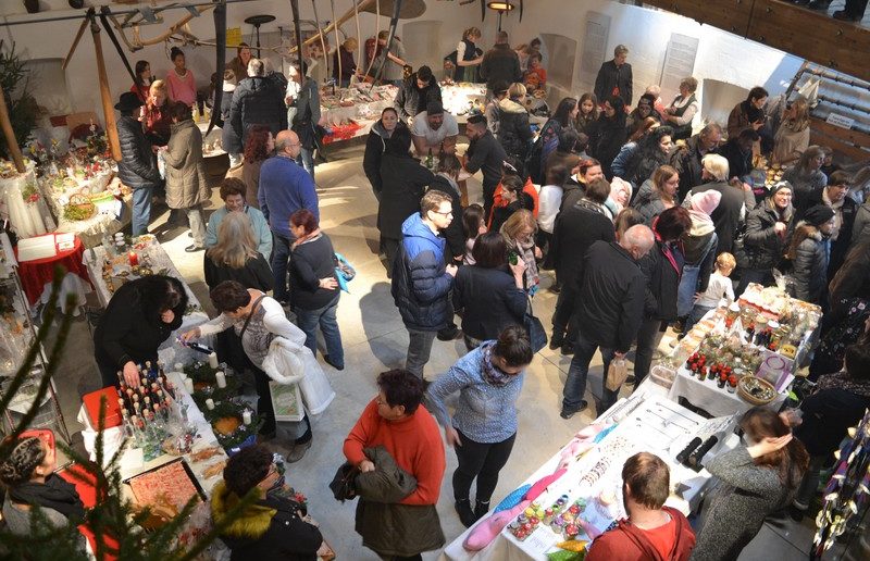 Großer Andrang am Adventmarkt im Museumshof