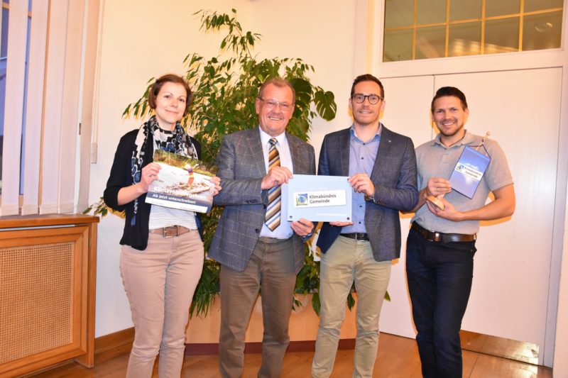 Cornelia Schuss, Karl Dobnigg, Friedrich Hofer und Markus Stabler mit einem Transparent zum Klimabündnis