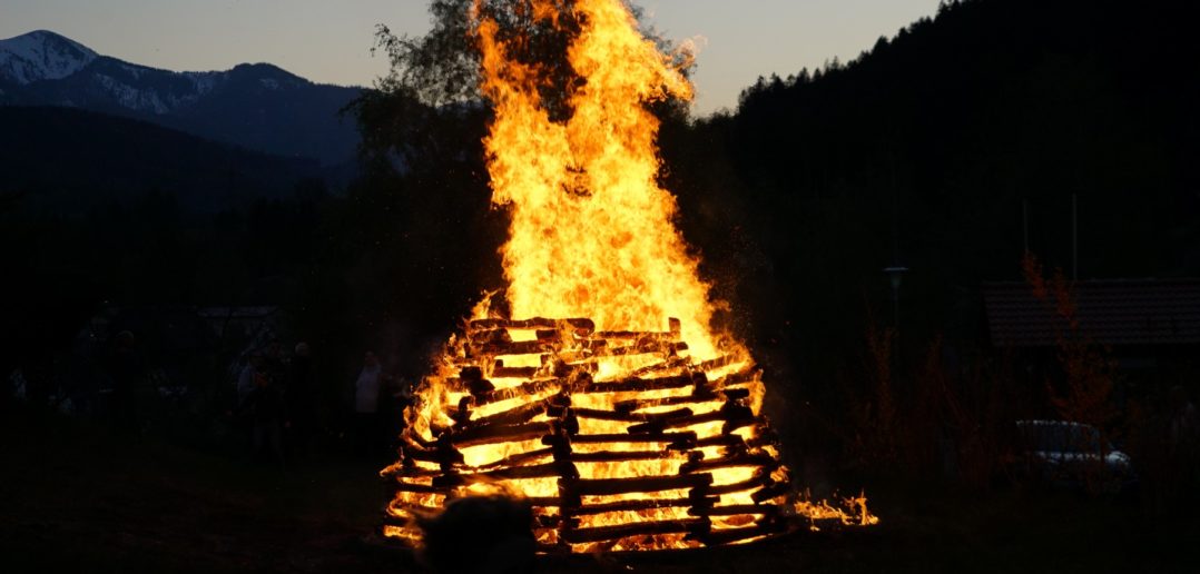 Brennende Bretter die zu einem Osterfreuer aufgehäuft wurden