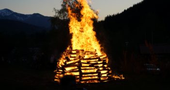 Brennende Bretter die zu einem Osterfreuer aufgehäuft wurden