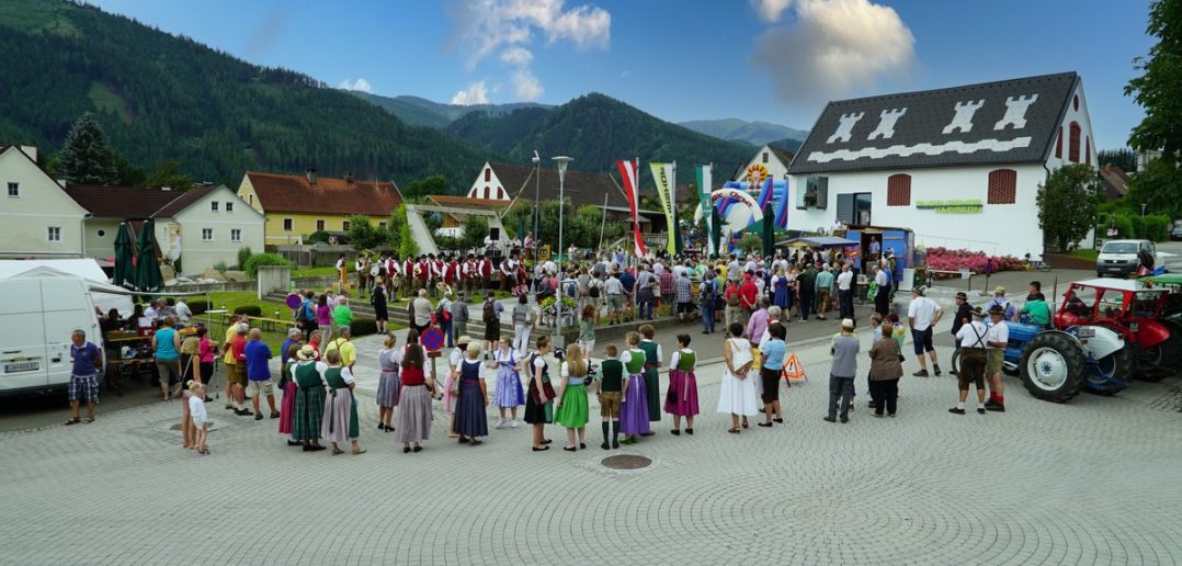 Gut besuchtes Marktfest in Kammern mit Blick auf den Marktplatz