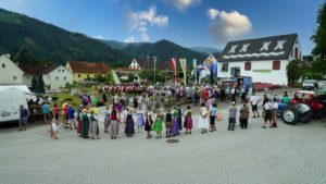 Gut besuchtes Marktfest in Kammern mit Blick auf den Marktplatz