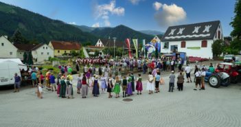 Gut besuchtes Marktfest in Kammern mit Blick auf den Marktplatz