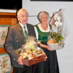 Alois und Judith Gamjäger mit einem Geschenkskorb
